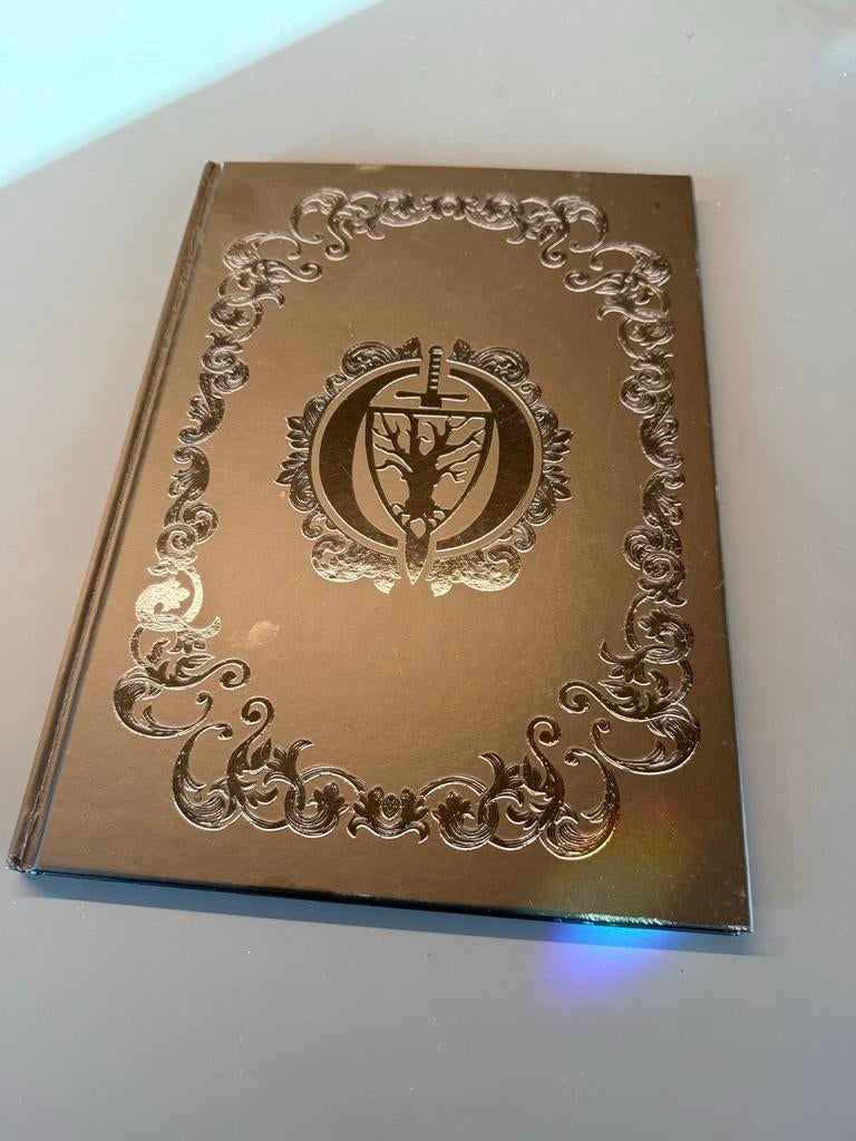 Oathsworn: Into the Deepwood Artbook (Hardcover), Hobby en Vrije tijd, Gezelschapsspellen | Bordspellen, Ophalen of Verzenden