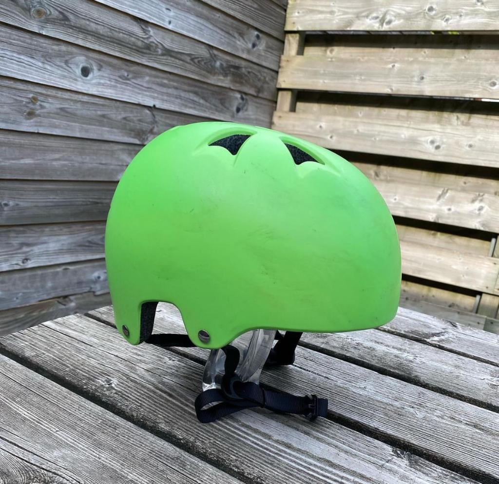 Mooie groene stuntstep helm, Ophalen of Verzenden, Zo goed als nieuw