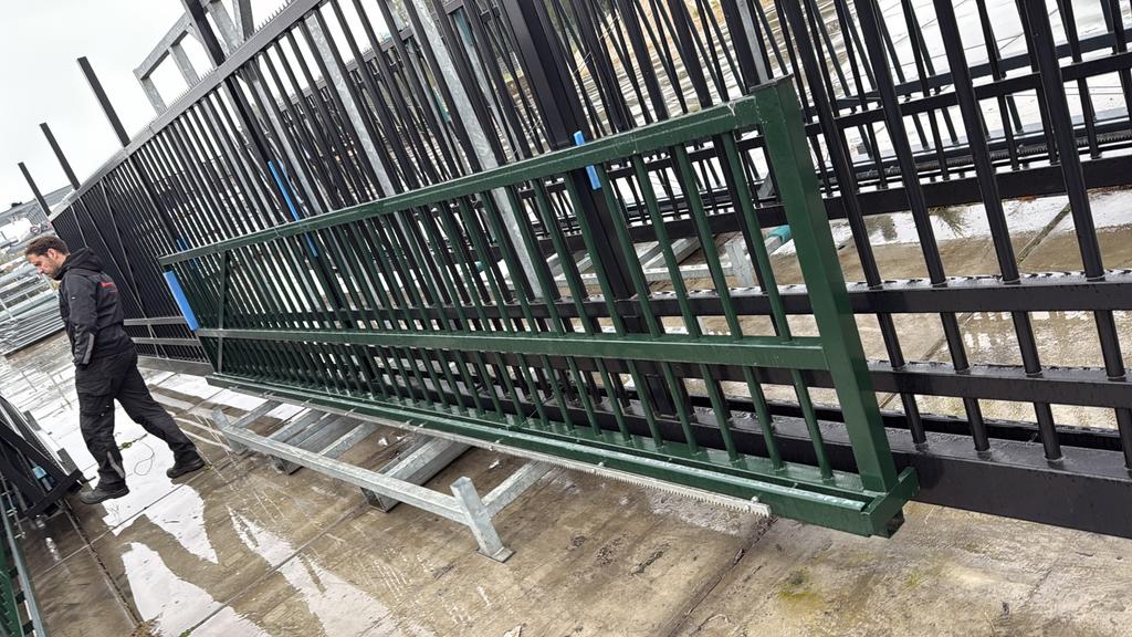 Schuifpoort als nieuw! Groen 3,5 meter doorgang!, Tuin en Terras, Tuinhekken en Hekwerk, Ophalen, Zo goed als nieuw, IJzer