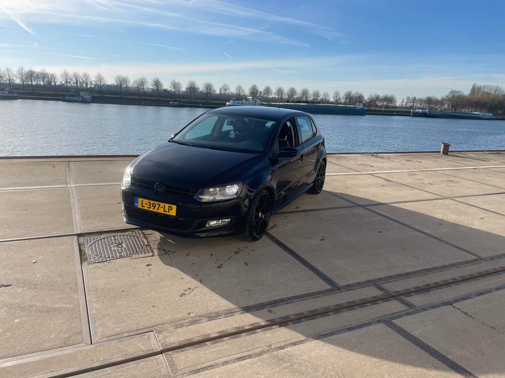 Volkswagen Polo 1.2 TSI 77KW 2011 Zwart, Auto's, Voorwielaandrijving, Parkeersensor, Stof, 40 €/maand
