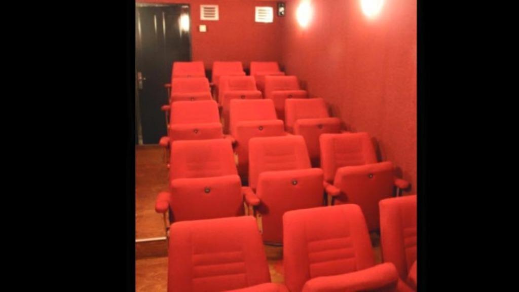 Uniek: 15persoons filmcontainer. Te huur voor scherpe prijs!, Ophalen, Gebruikt, Beamer