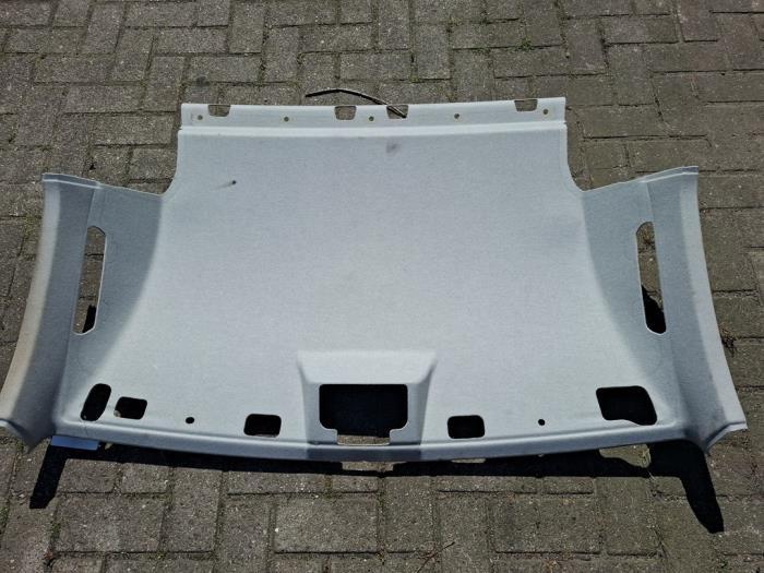 Hemelbekleding van een Volkswagen Caddy