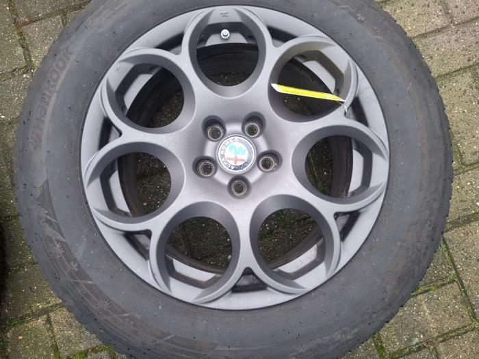 Sportvelgenset + winterbanden van een Alfa Romeo Stelvio, Gebruikt, -, Verzenden, -