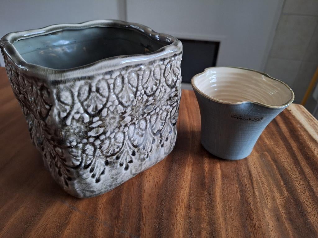 2x Céline de Lys Bloempotten, Ophalen of Verzenden, Overige kleuren, Aardewerk of Porselein, Minder dan 50 cm