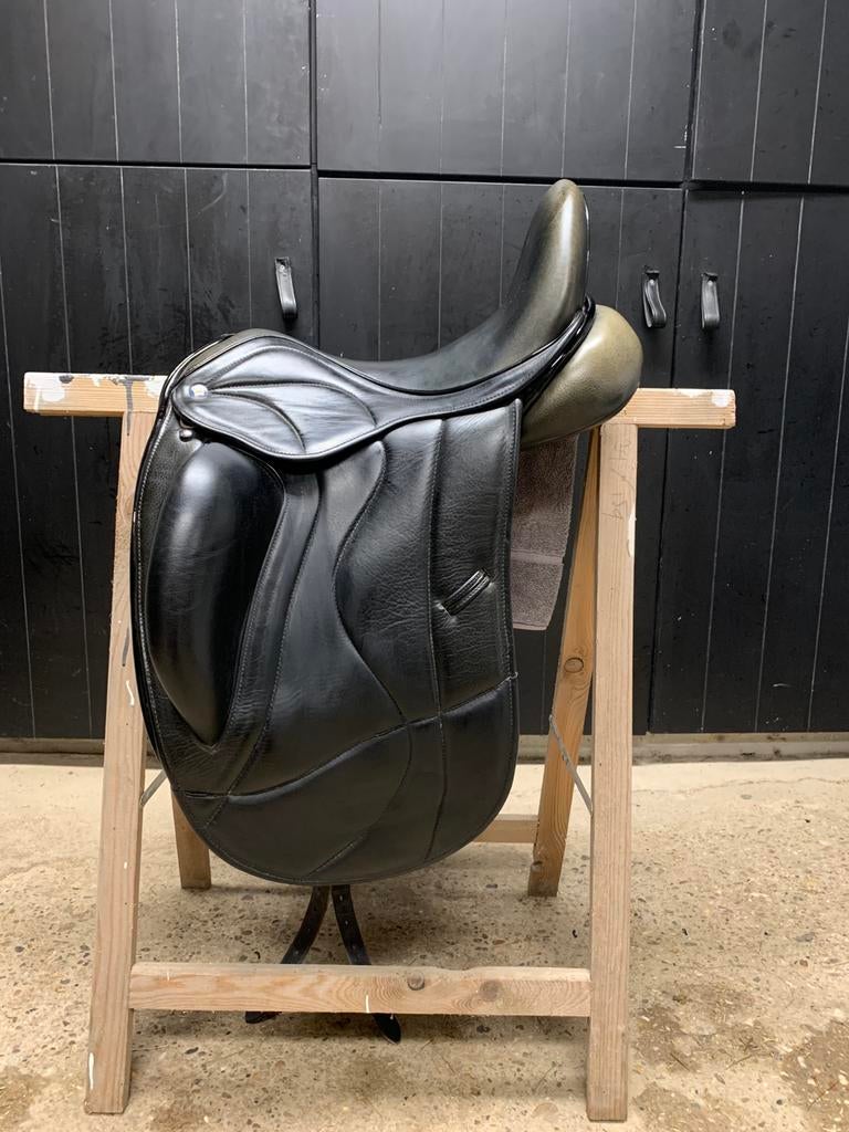 KM custom mono dressuurzadel 17 inch medium/wide, Ophalen of Verzenden, Zo goed als nieuw, Dressuur