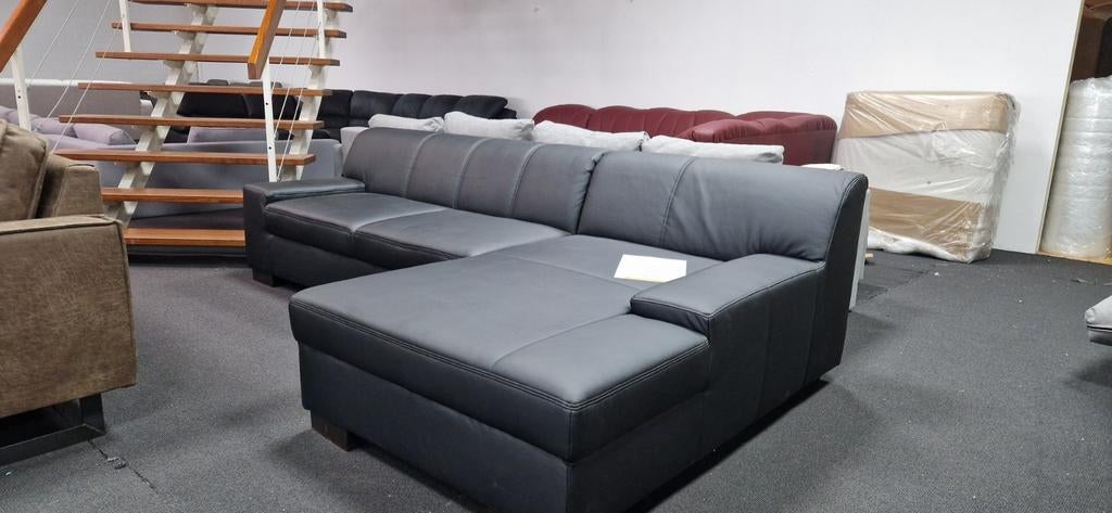 Nieuwe trendy hoekbank zwart lederlook loungebank, Huis en Inrichting, 250 tot 300 cm, Nieuw, Ophalen of Verzenden, 150 cm of meer
