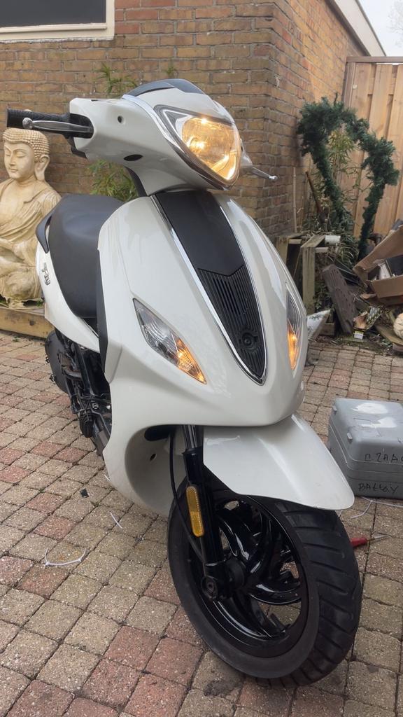 Piaggio new fly 125cc 4t brom, Fietsen en Brommers, Scooters | Piaggio, Ophalen, Gebruikt, Maximaal 45 km/u, Fly