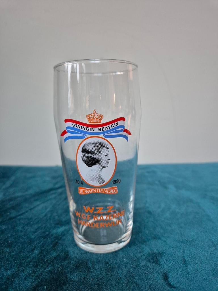 Bierglas 30 04 1980 Koningin Beatrix W.Z.Z. W.G.F. Kazerne, Ophalen of Verzenden, Landmacht, Nederland, Embleem of Badge