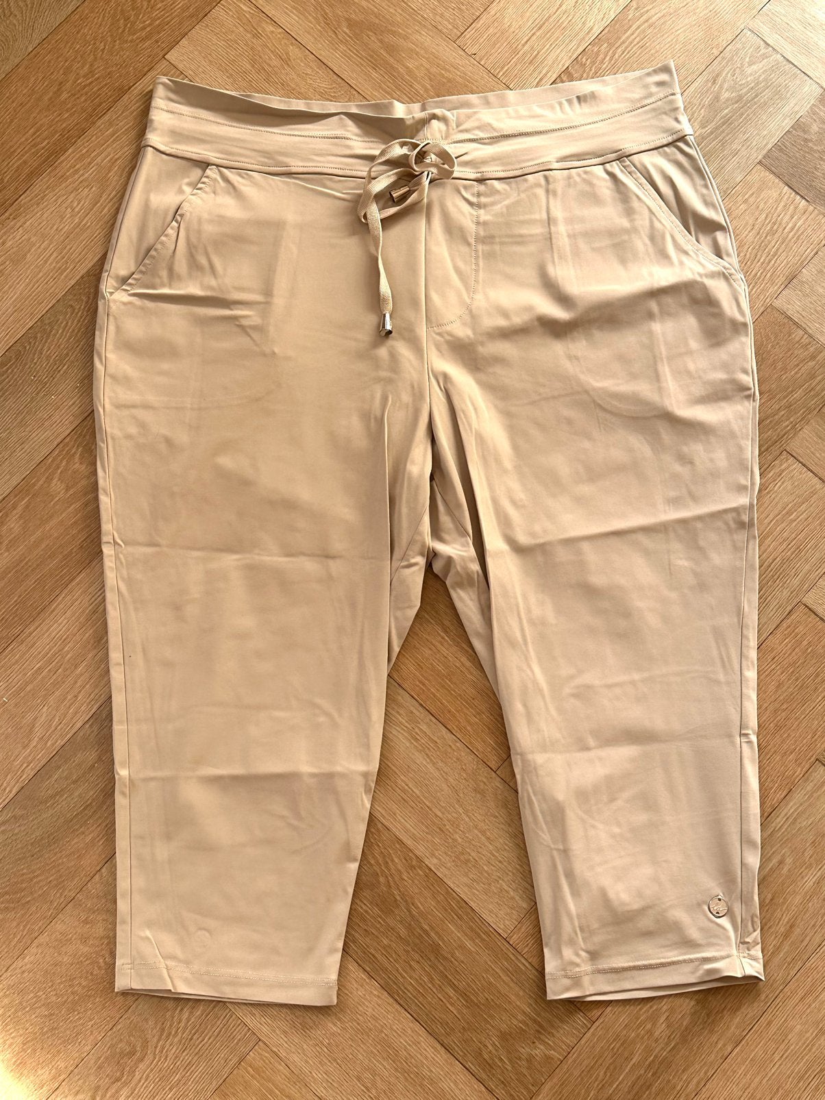 Lady Day capri broek van travelstof beige maat XXL/46 NIEUW, Kleding | Dames, Beige, Maat 46/48 (XL) of groter, Nieuw, Ophalen of Verzenden