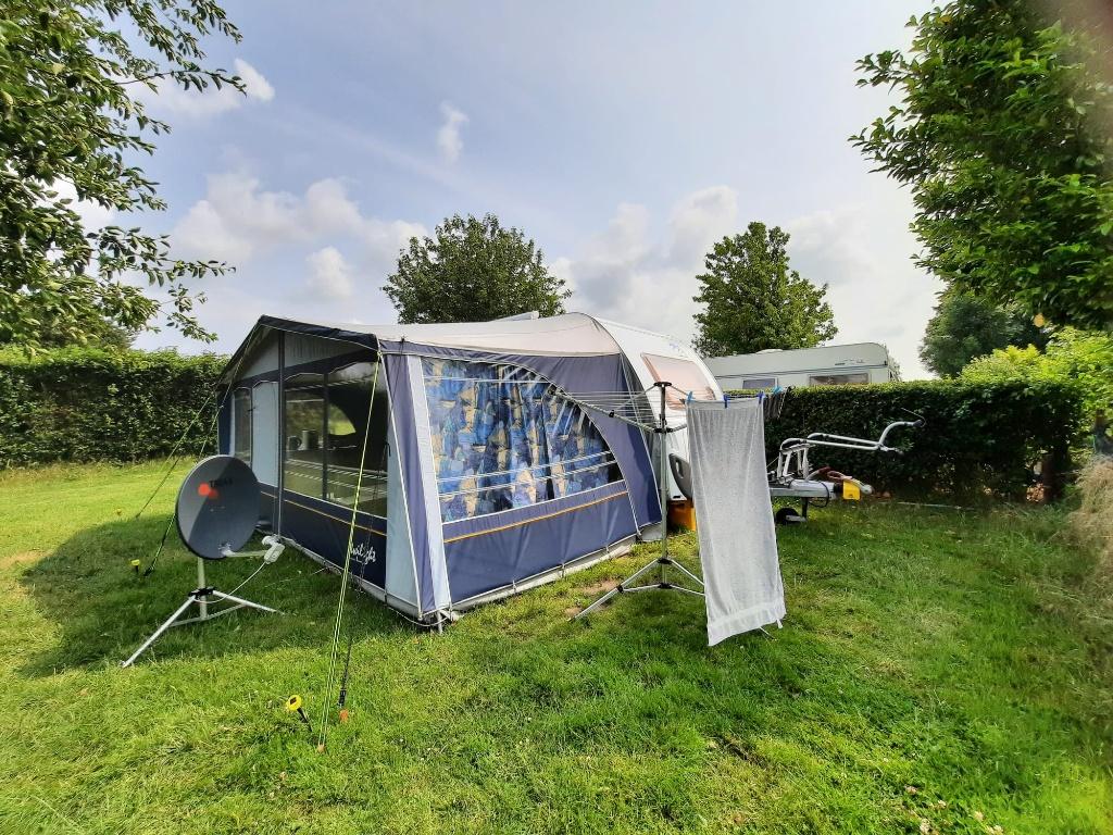 Caravan Knaus Azur, Caravans en Kamperen, Caravans, Particulier, tot en met 4, 1000 - 1250 kg, Rondzit, Knaus, Frans bed, Omvormbare zithoek