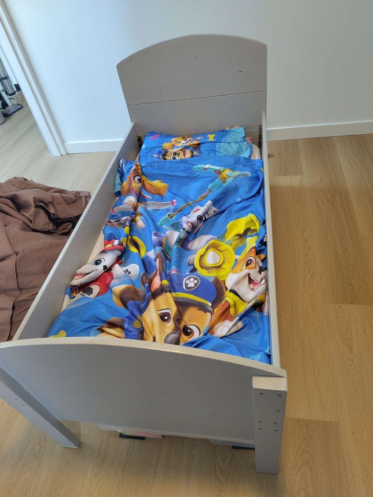 Peuterbed hout en grijs geschilderd 150x70 met matras, Ophalen