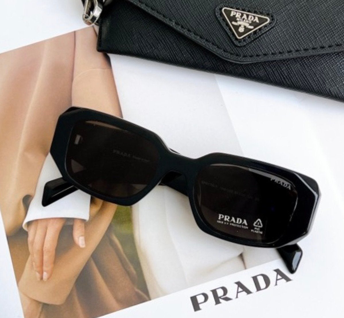 Prada symbloe zonnebril, Sieraden, Tassen en Uiterlijk, Zonnebrillen en Brillen | Dames, Zonnebril, Prada, Zwart, Nieuw