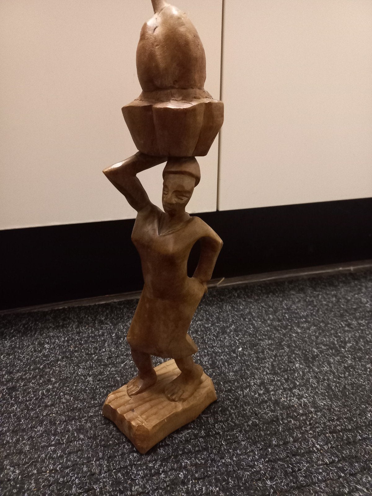 Houten Afrikaans beeldje - Vrouw met mand op hoofd, Antiek en Kunst, Ophalen of Verzenden, Beeld, Hout, Bruin