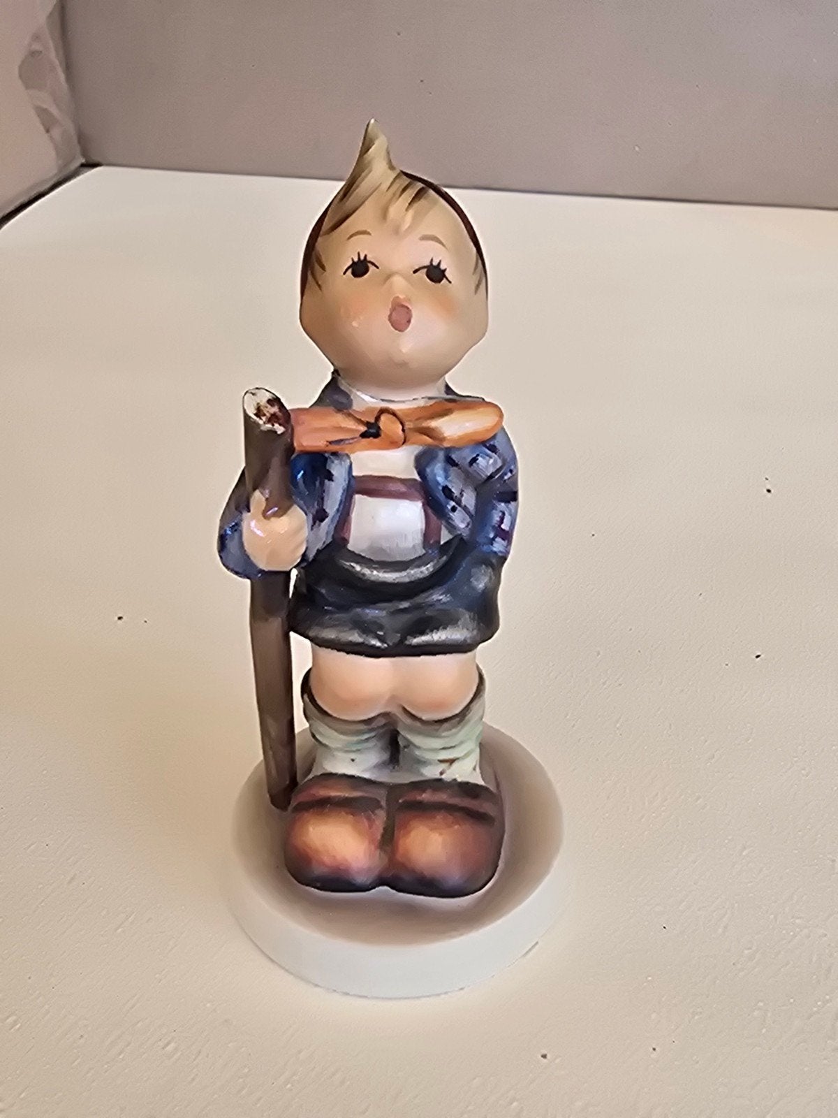 Goebel Hummel beeldje jongen met stok W. Germany, Verzamelen, Verzenden, Gebruikt