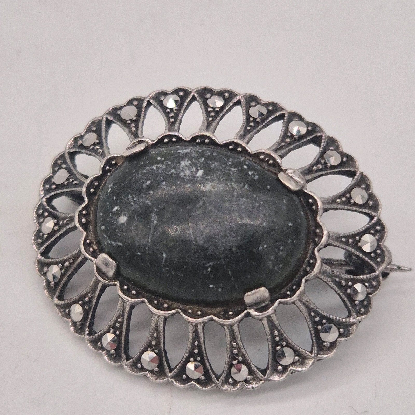 Vintage Zilveren Broche met Markasiet en Groene Steen, 4 tot 7 cm, Gebruikt, Verzenden, Met edelsteen