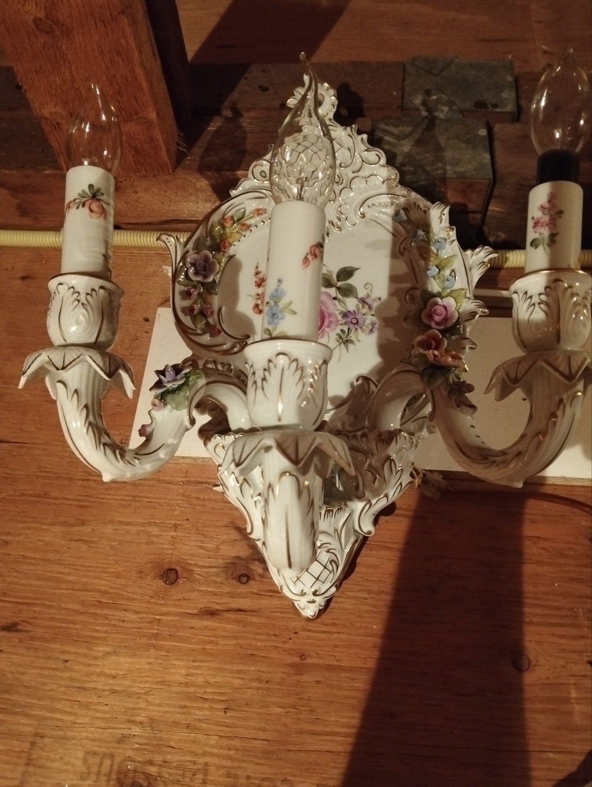 Antieke porseleinen wandlamp met bloemmotief, Antiek en Kunst, Ophalen of Verzenden