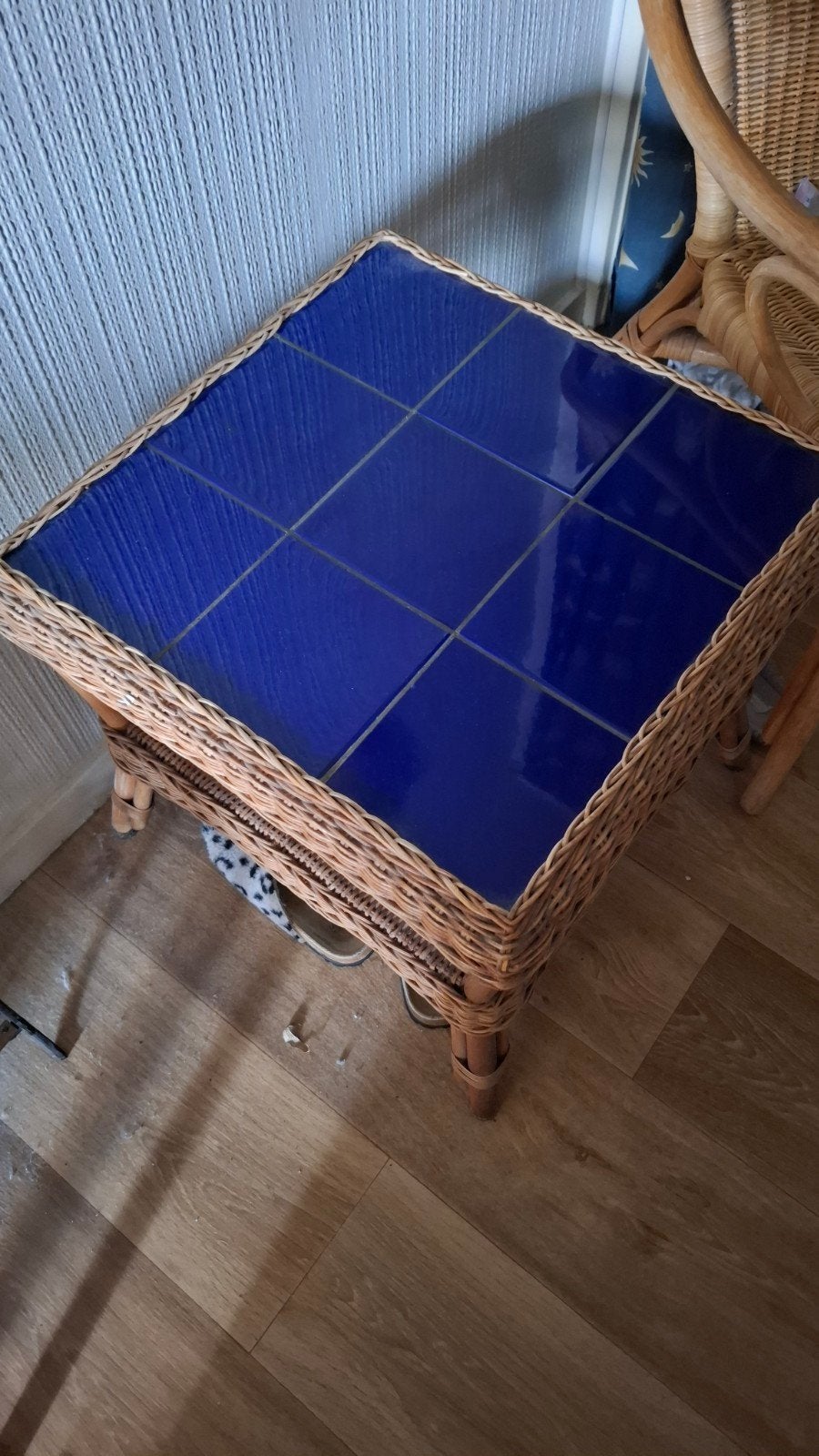 Rotan stoelen en bijzettafel met tegels, Ophalen