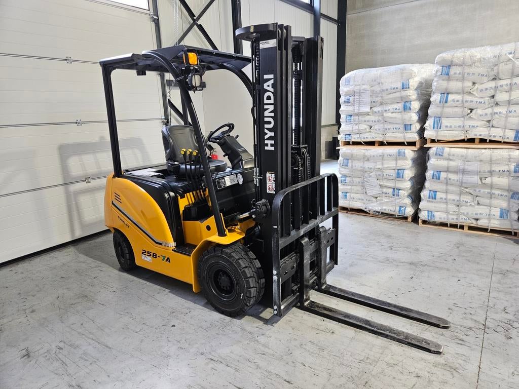 Hyundai 25B-7A 2.5 ton triplex mast side shift goede staat, Zakelijke goederen, Machines en Bouw | Heftrucks en Intern transport
