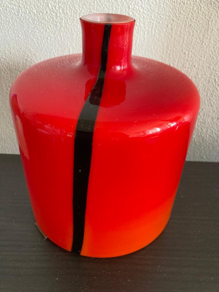 Moderne glazen vaas rood met zwarte streep ,opaline, Ophalen of Verzenden, Minder dan 50 cm, Rood, Glas