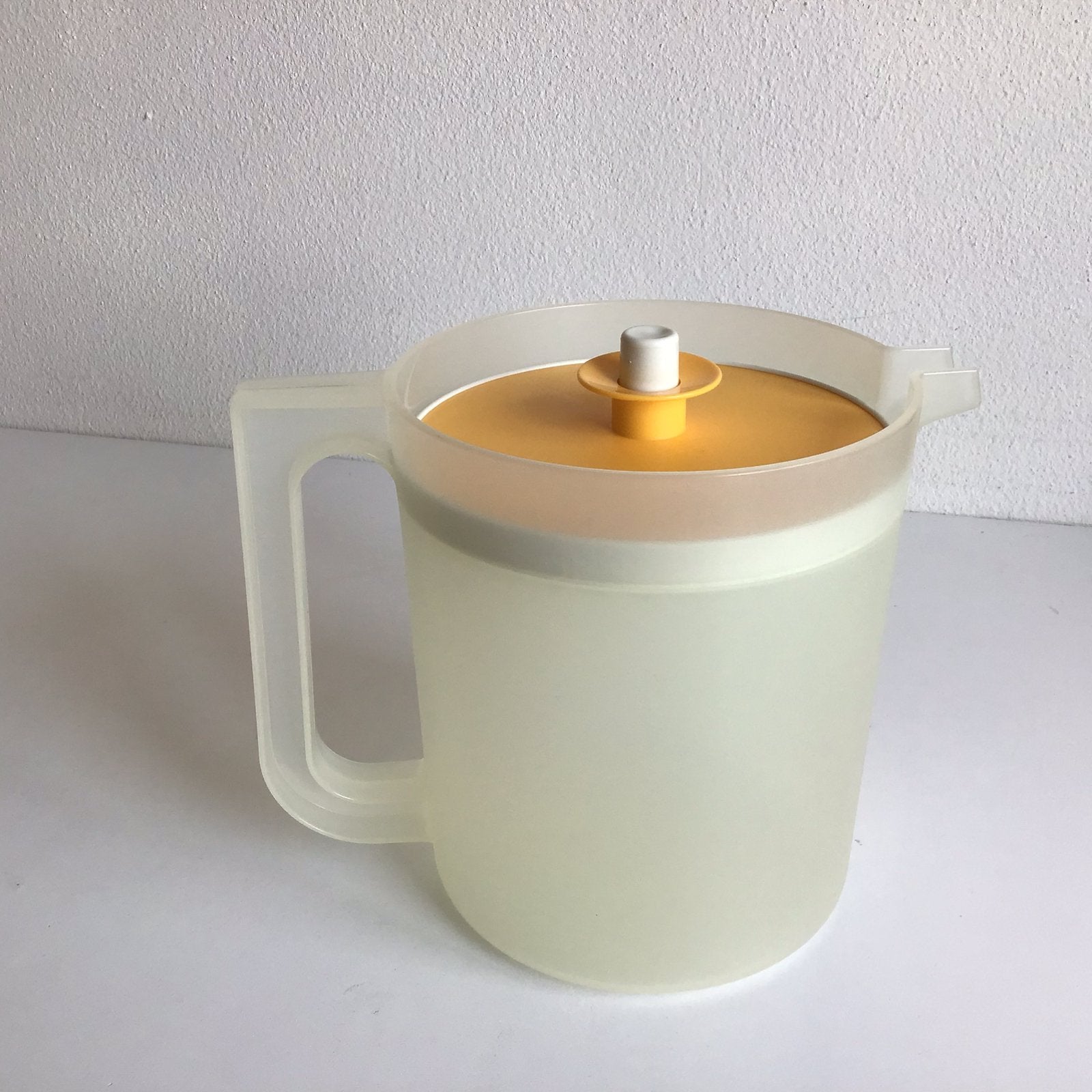 Tupperware schenkkan sapkan kan geel 1.5 liter lekdicht zgan, Ophalen of Verzenden, Zo goed als nieuw, Geel, Beker of Kan