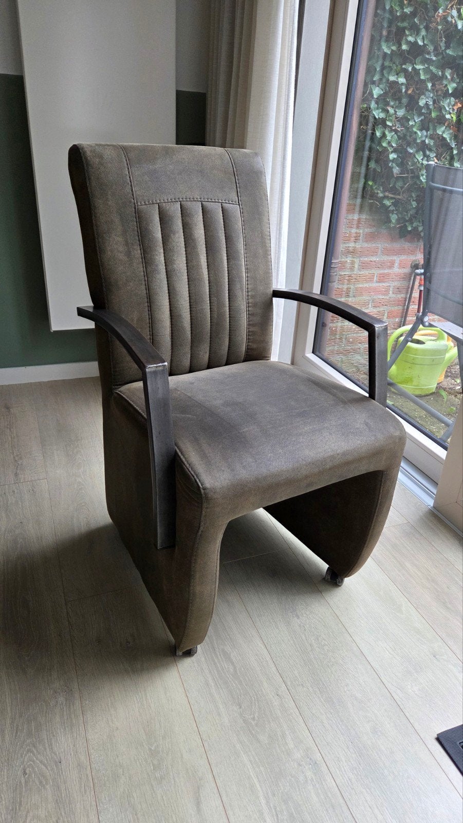 2 Comfortabele eetkamerstoelen met armleuningen en wieltjes, Ophalen, Gebruikt, Twee, Overige kleuren