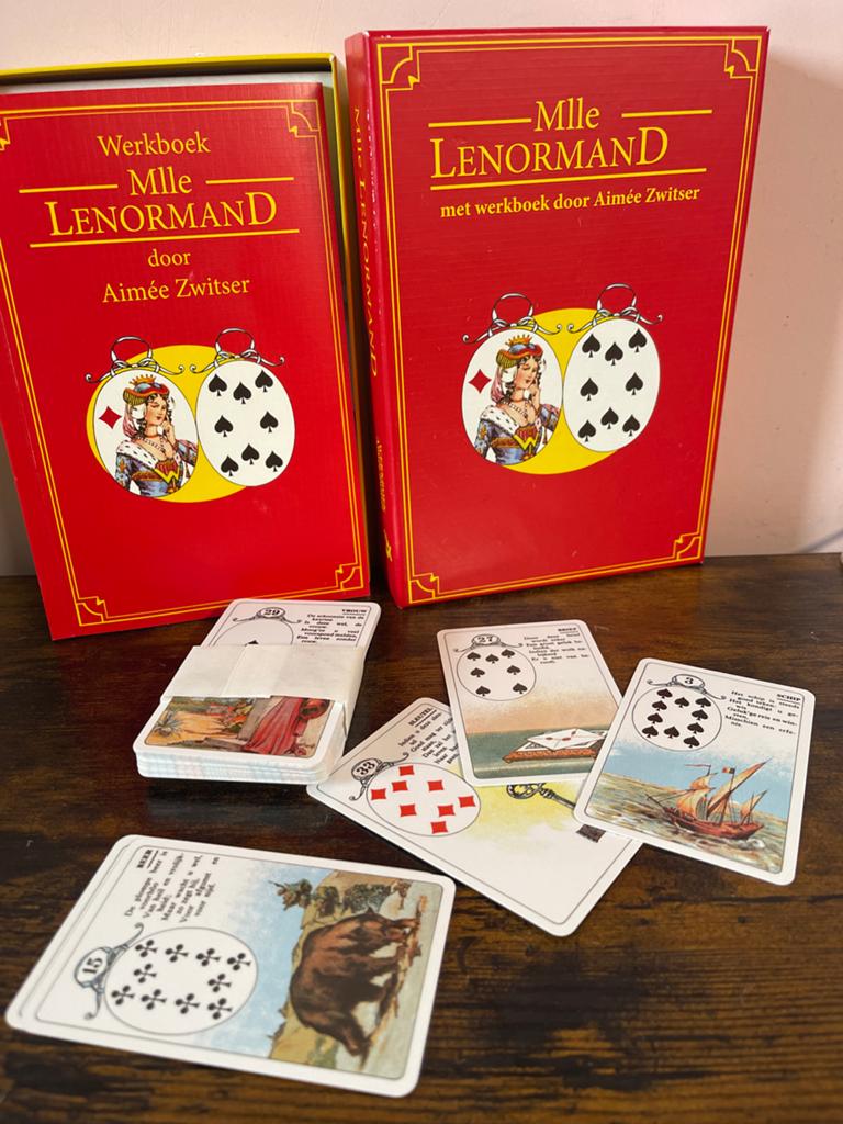 Mlle Lenormand Werkboek + Kaarten - Aimée Zwitser, Boeken, Ophalen of Verzenden, Zo goed als nieuw, Tarot of Kaarten leggen, Instructieboek