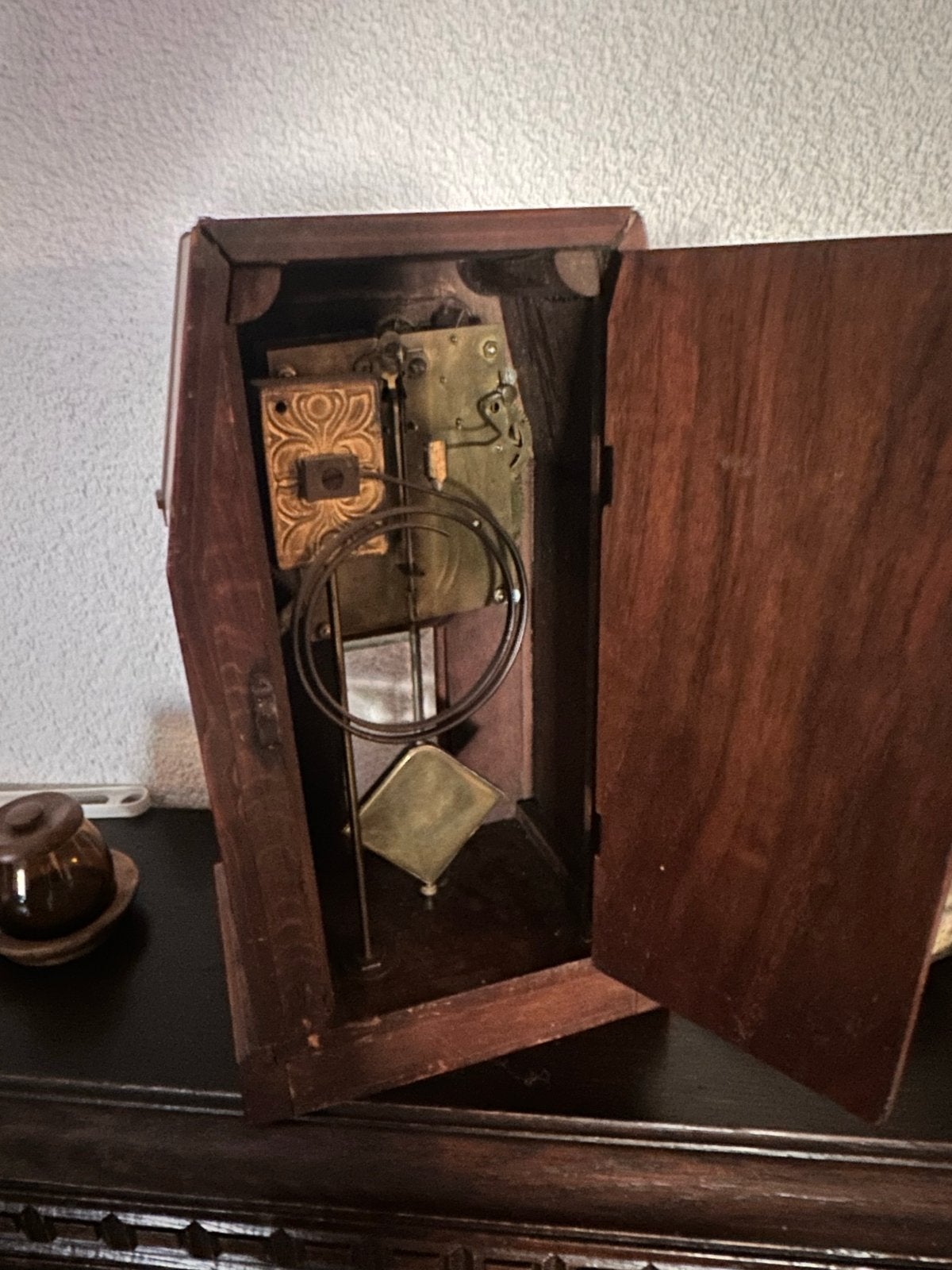 Antieke houten tafelklok met messing wijzerplaat, Antiek en Kunst, Ophalen of Verzenden