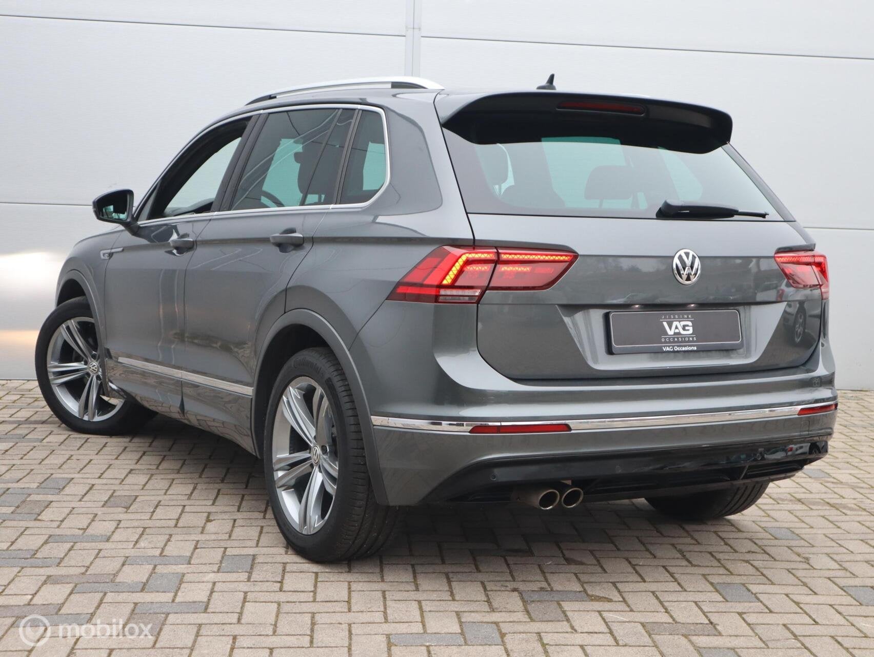 Volkswagen Tiguan 1.5 TSI Highline R line ACC Automaat CarPl, Auto's, Dealer onderhouden, 15 km/l, Gebruikt, Alcantara
