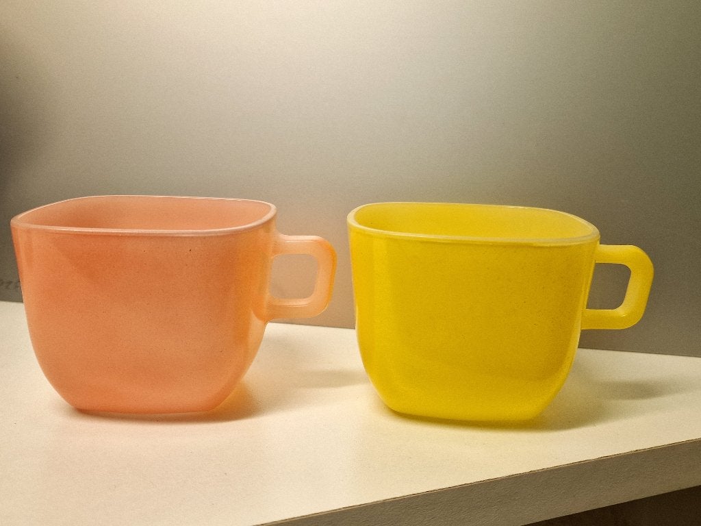 Vintage Arcopal Mokken – Oranje & Geel, Ophalen of Verzenden, Glas, Overige stijlen, Kop(pen) en/of Schotel(s)