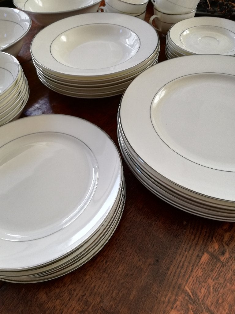 6 pers. Tijdloos Wit met platinum bies Balmoral bone china, Ophalen, Nieuw, Bord(en), Overige stijlen