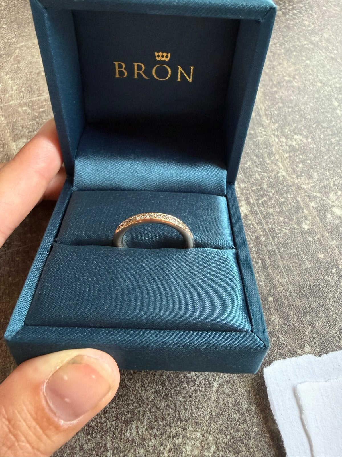 BRON Stax Ring 18k Roségoud met 18 Champagne Diamanten, Ophalen of Verzenden, Zo goed als nieuw, 17 tot 18, Met edelsteen