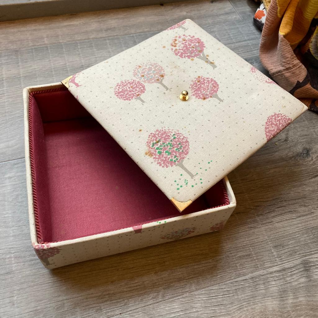Vintage Franse stoffen oude sieradendoos doosje brocante, Ophalen of Verzenden