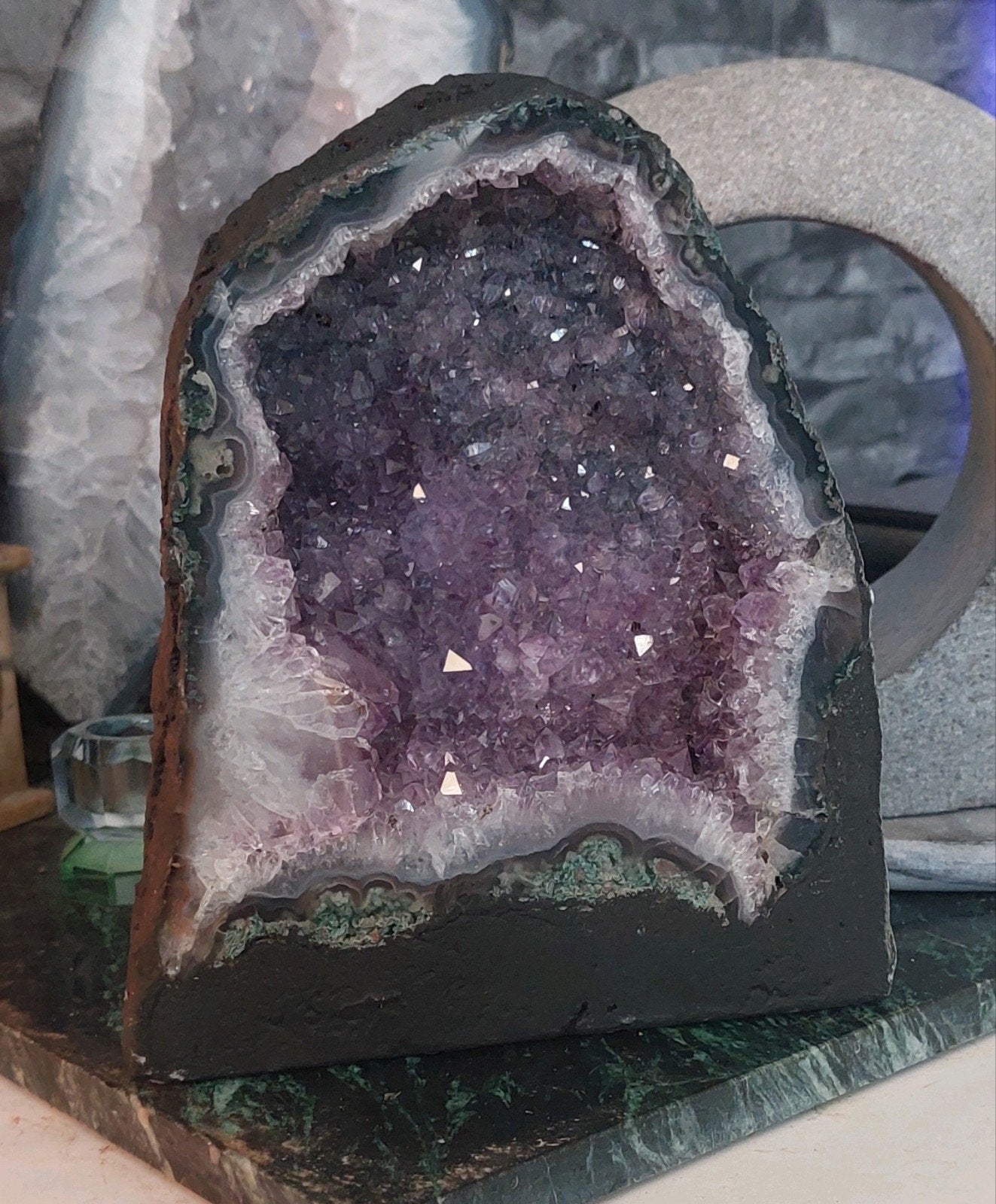 Middelgrote Amethist Geode kathedraal 2872 gram, Ophalen of Verzenden