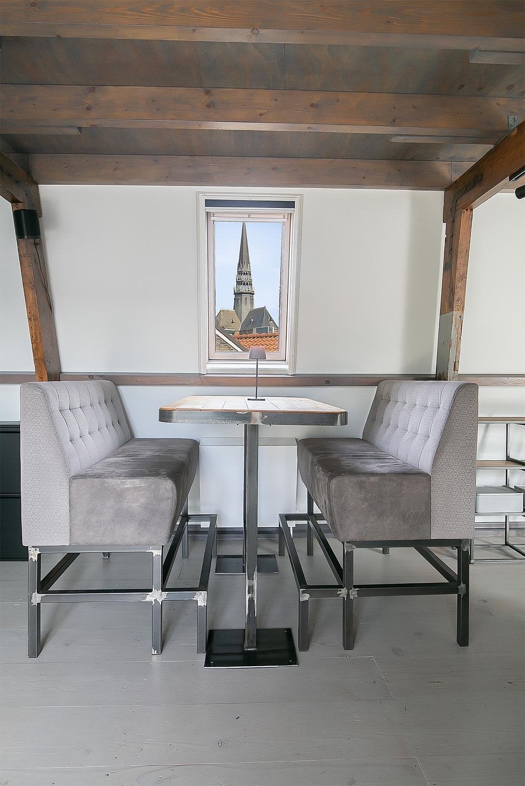 Industriële bartafelset Hardstuff met 2 Kaja Vinnie banken, Ophalen, Zo goed als nieuw, Inclusief barstoelen
