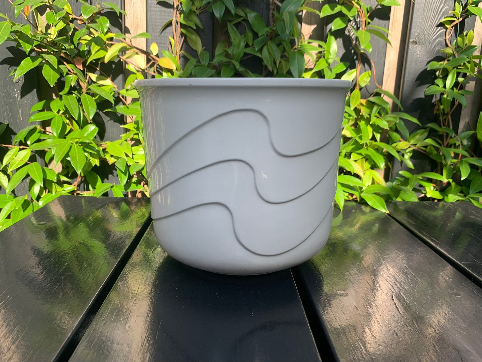 Grote witte bloempot met relief., Kunststof, Minder dan 30 cm, Rond, Ophalen of Verzenden