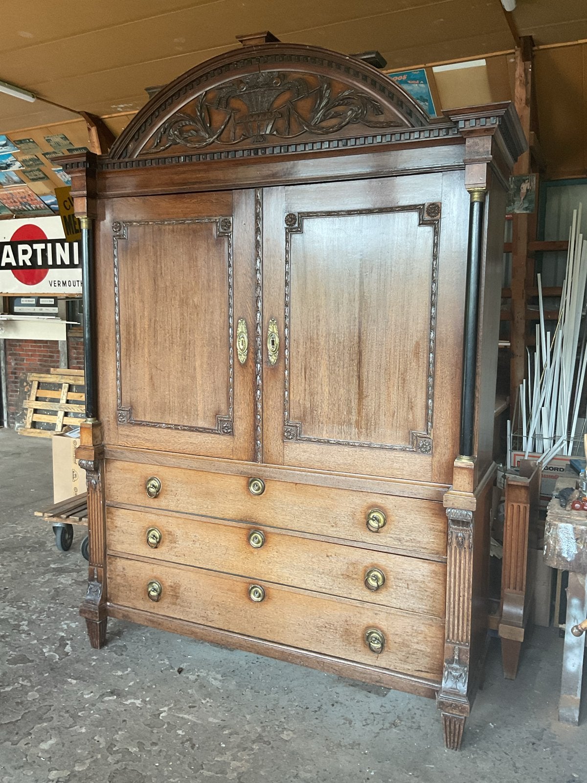 Antiek Eiken Kabinet - Opknapper met Potentie, Antiek en Kunst, Antiek | Meubels | Kasten, Ophalen of Verzenden