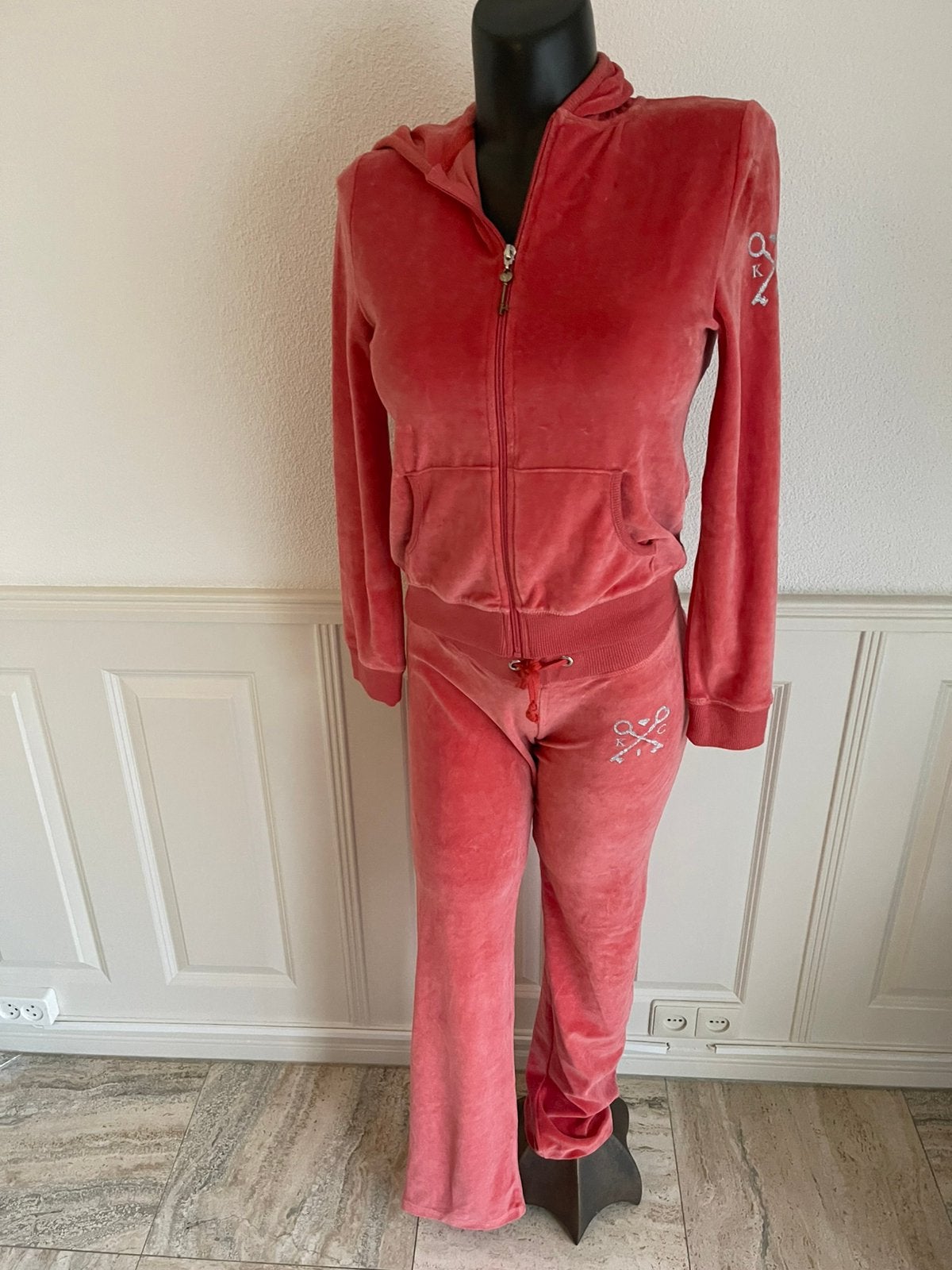 Huispak  van key cy maat m velours zalm kleur, Verzenden, Nieuw, Maat 38/40 (M), Roze