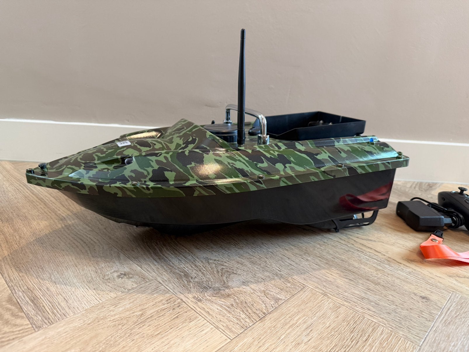 Nieuwe voerboot, visaasboot, vissen. Vishengel. Camouflage., Watersport en Boten, Hengelsport | Karpervissen, Ophalen of Verzenden