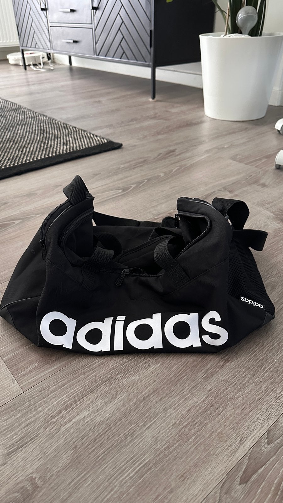 Adidas sporttas/reistas zwart met wit logo, Ophalen of Verzenden, Gebruikt, Unisex volwassen