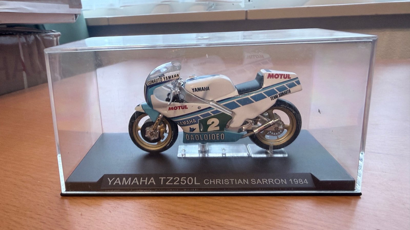 Yamaha TZ250L Christian Sarron 1984 Schaalmodel 1:24, Ophalen of Verzenden, Zo goed als nieuw, 1:5 t/m 1:8, Motor