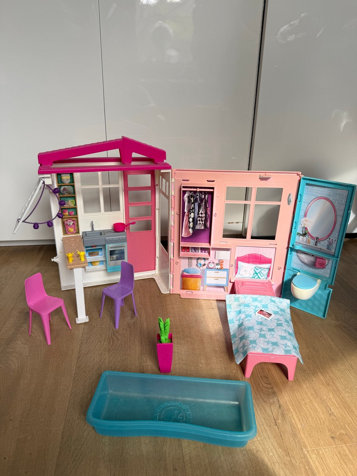 Barbie Dollhouse FXG54 inklapbaar huis met zwembad & meubels, Ophalen of Verzenden, Gebruikt, Poppenhuis