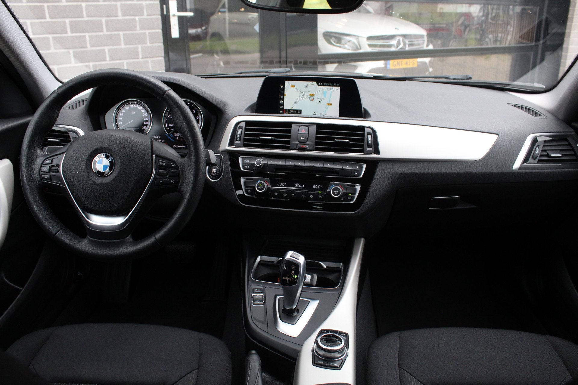 BMW 1-serie 118i Executive / Led / Automaat / N.A.P., Auto's, Dealer onderhouden, Gebruikt, Met garantie (alle), Zwart