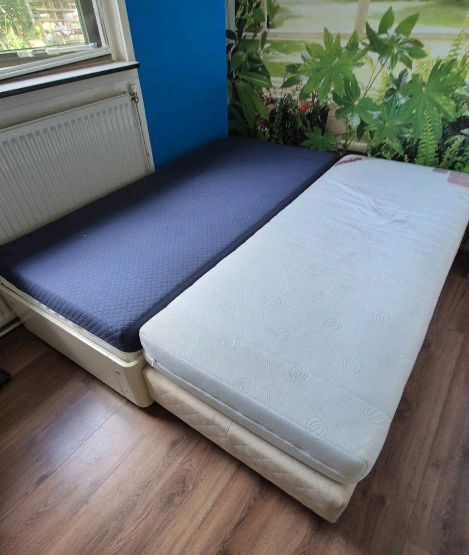 Gratis op te halen! 2x Eenpersoonsbed 90x200cm met matras, Ophalen, Overige materialen, Gebruikt, 90 cm