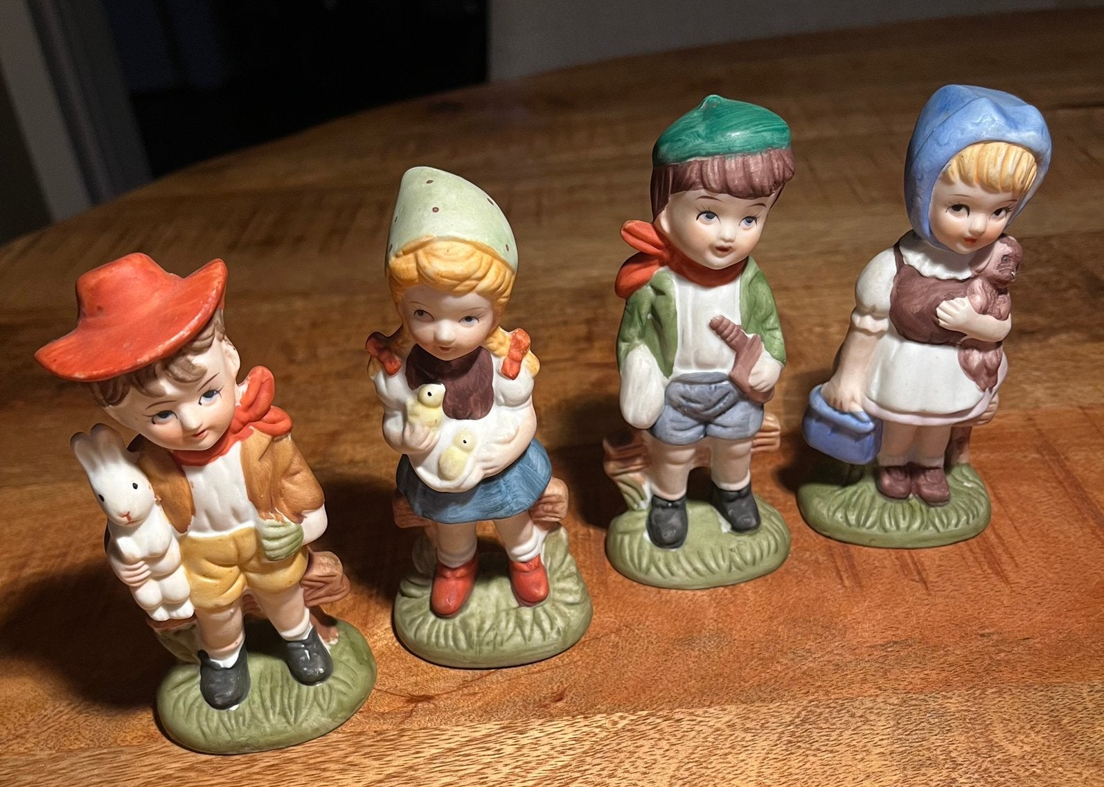 4 stenen beeldjes in Hummelstijl niet gemerkt, Ophalen of Verzenden, Zo goed als nieuw