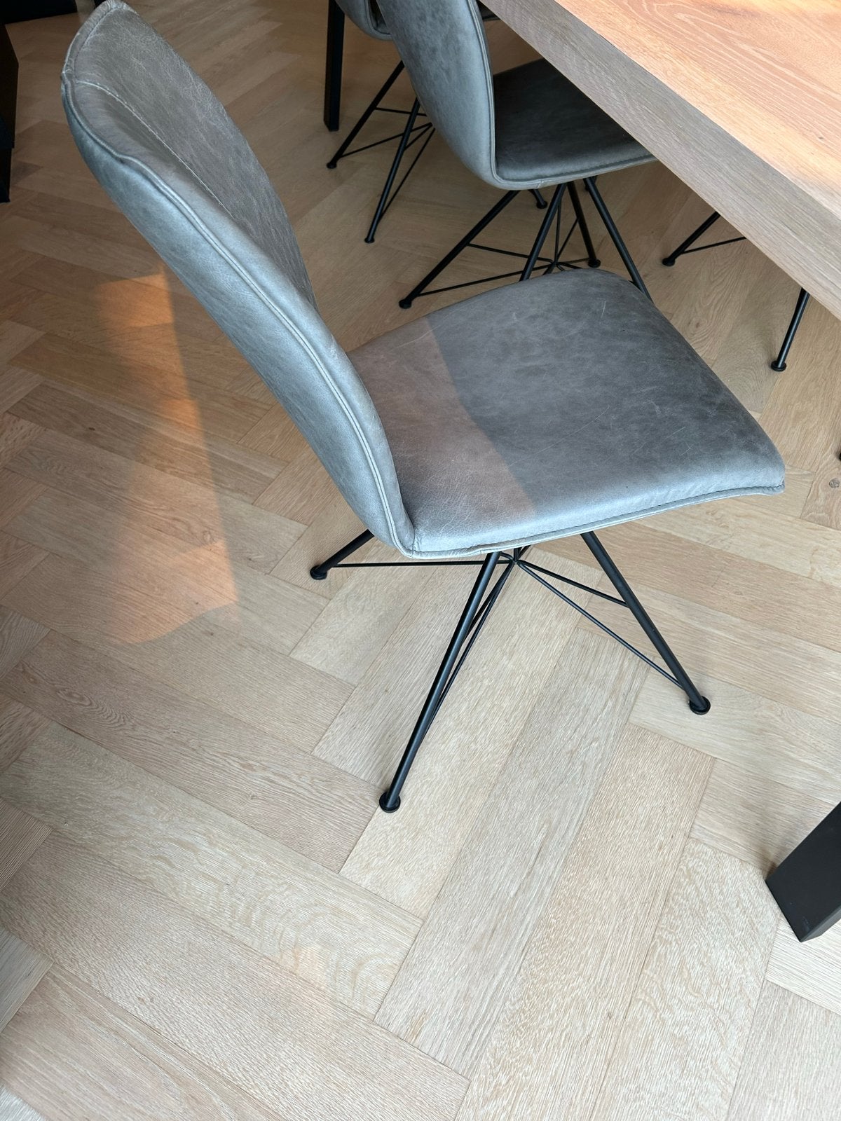 Vrij nieuw : Bert Plantagie Eettafel met 6 Lederen Stoelen, Huis en Inrichting, Ophalen, 100 tot 150 cm, Eikenhout, Zo goed als nieuw