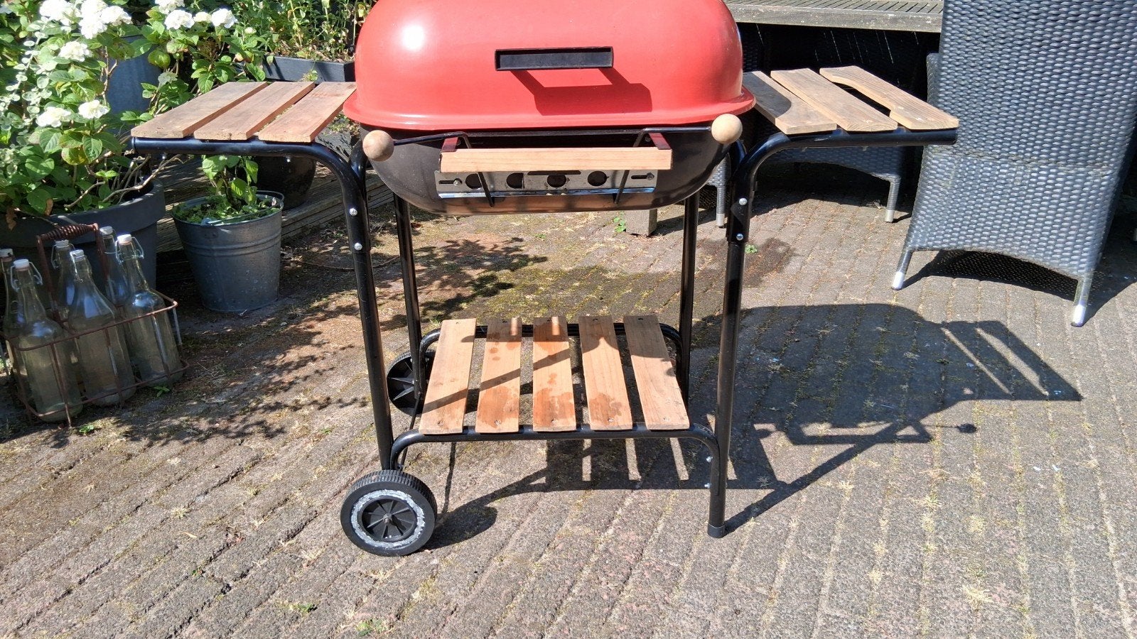Barbecue op wielen met verstelbaar rooster en zijtafels, Ophalen, Gebruikt, Onbekend
