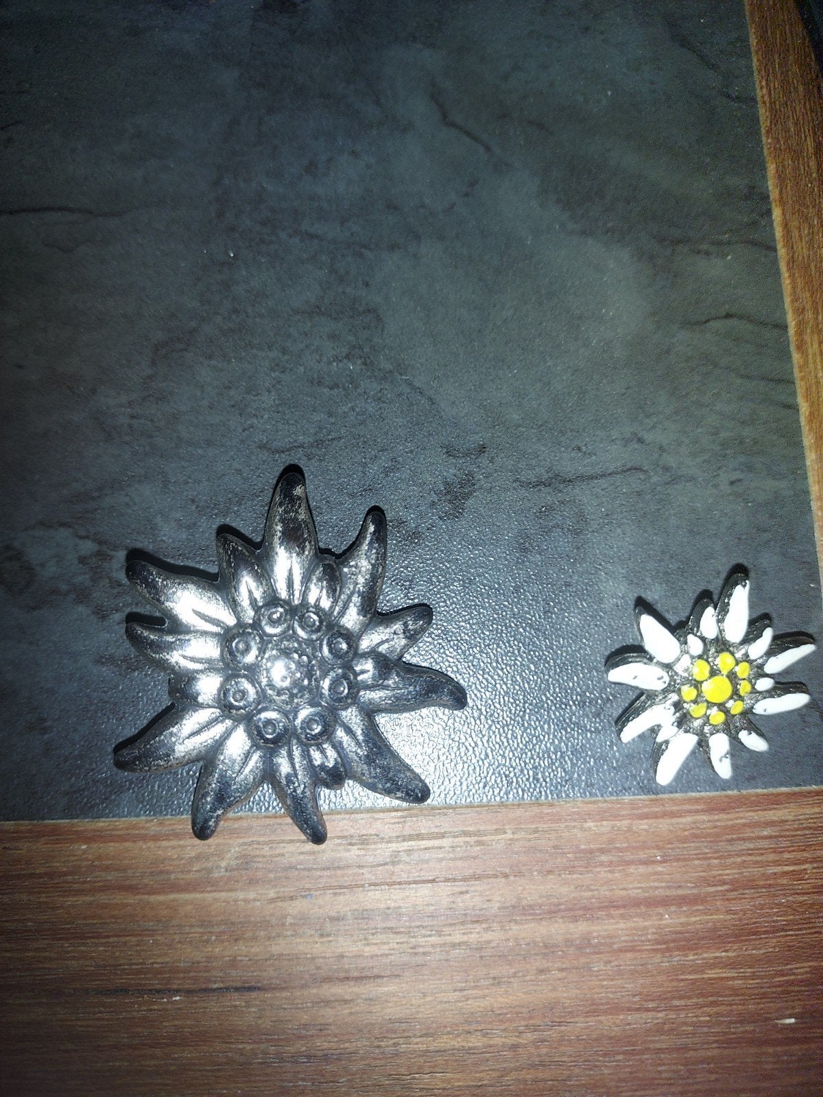 Edelweiss broches: zilverkleurig en geëmailleerd, Overige materialen, 4 tot 7 cm, Gebruikt, Ophalen of Verzenden