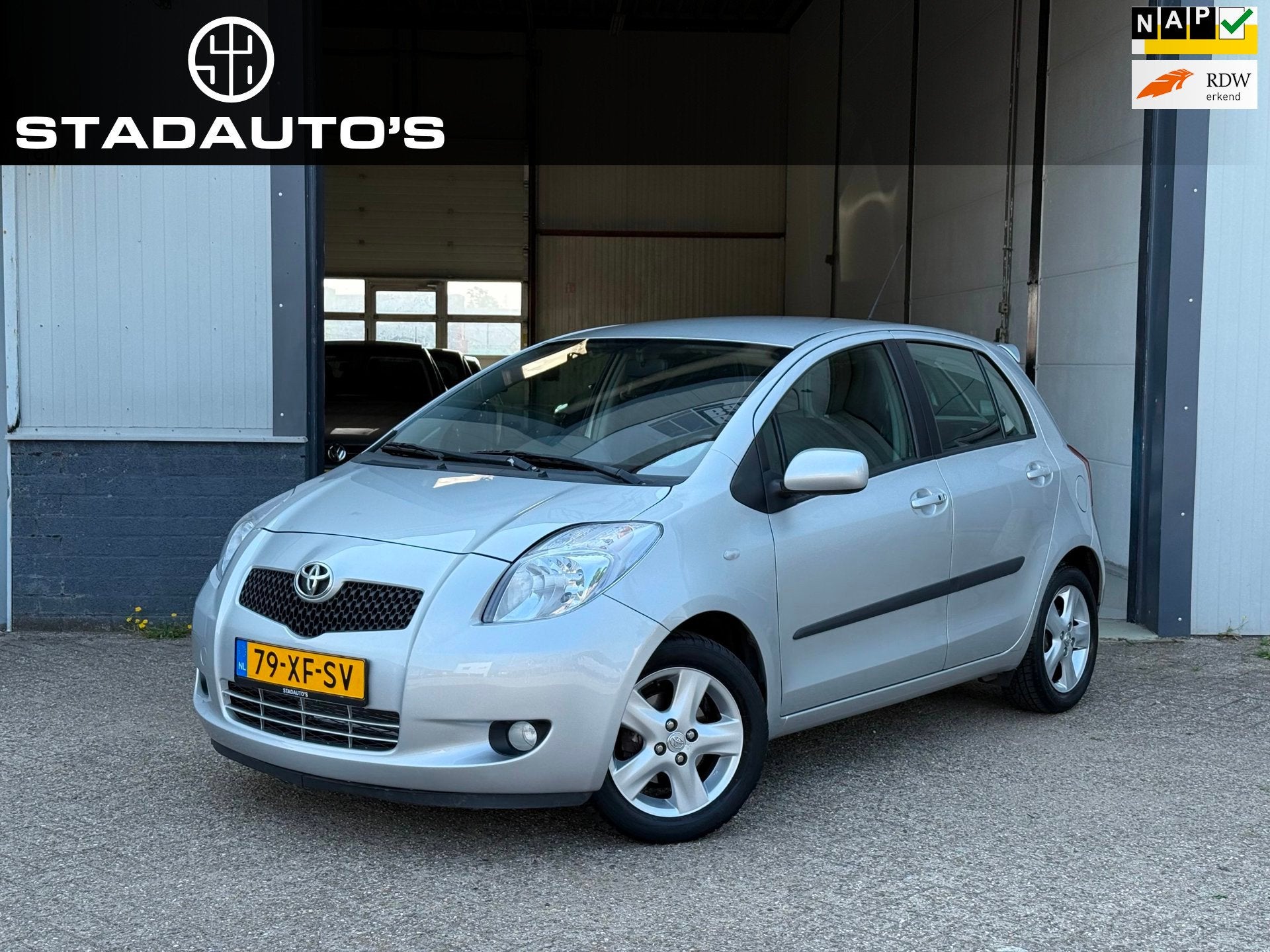 Toyota Yaris 1.3 VVTi Luna MMT Automaat Keyless NAP APK!, Auto's, 4 cilinders, Bedrijf, 1298 cc, Automatische klimaatregeling