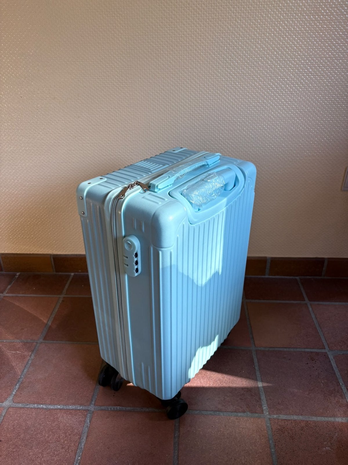 Nieuwe Handbagage Koffer ice blue - 23x35x56cm, 50 tot 60 cm, Hard kunststof, Nieuw, Ophalen of Verzenden