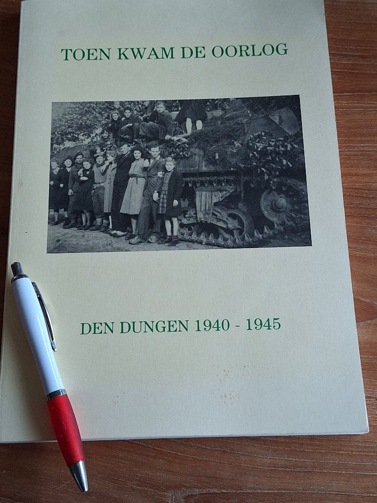 Toen kwam de oorlog - Den Dungen 1940-1945, Boeken, Ophalen of Verzenden, Tweede Wereldoorlog, Gelezen, Overige onderwerpen